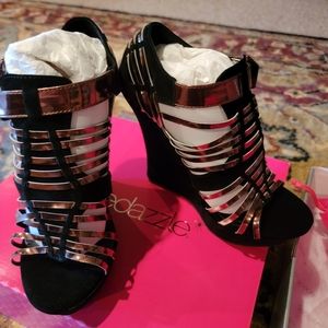 NWT shoe dazzle wedges